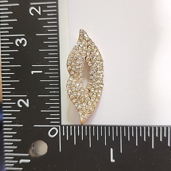 KISS Brooch Covered In Simulated Diamonds - Picture 3 of 4